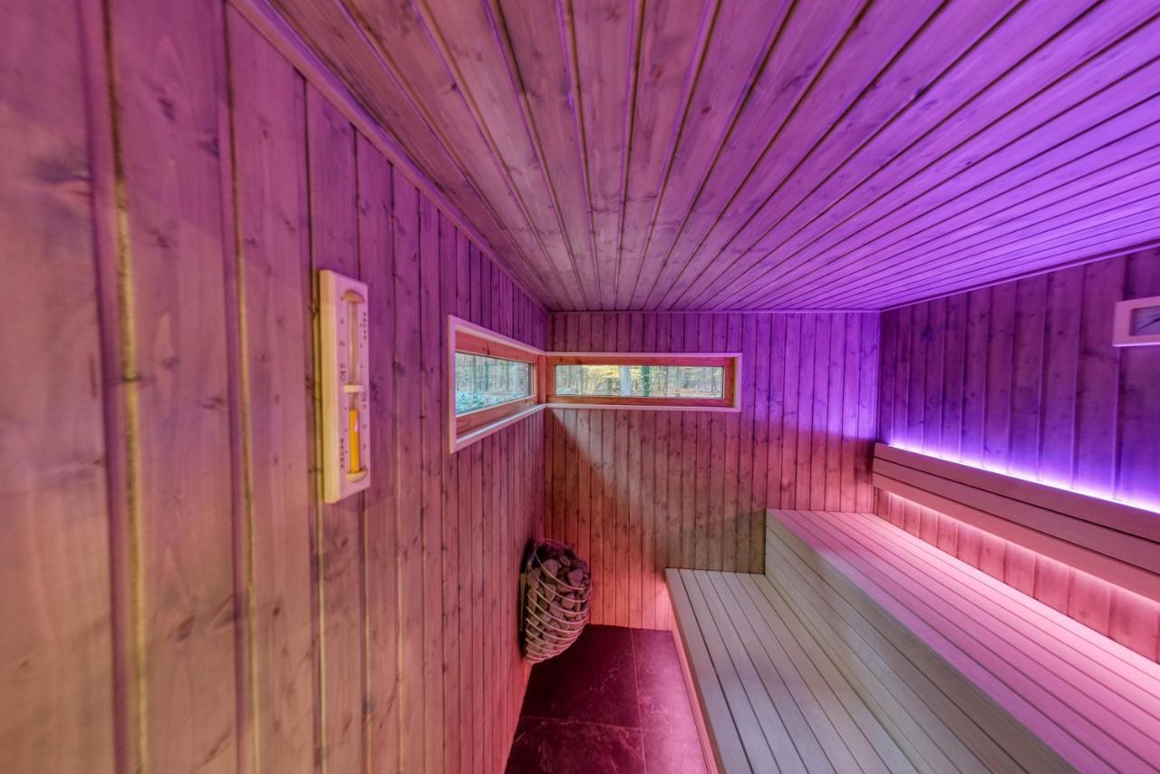 Lodge In Een Bosrijke Omgeving Met Hottub & Sauna Opt Rheezerveen 外观 照片